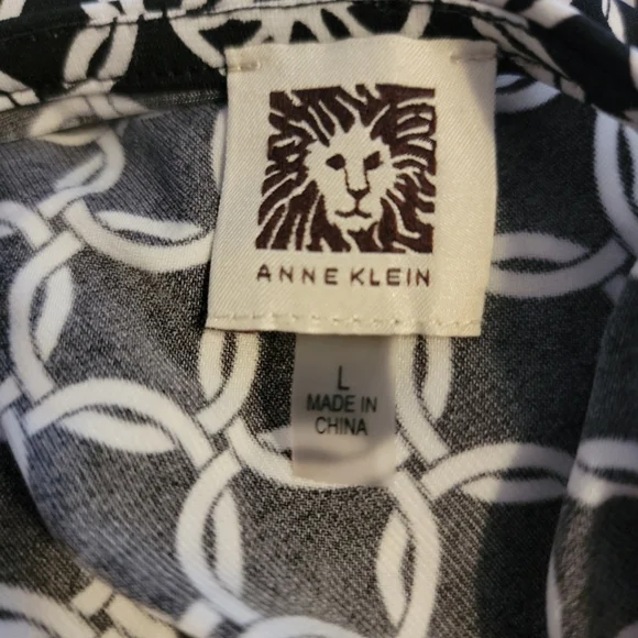 Anne Klein Black and White Print Keyhole Top - Picture 5 of 7